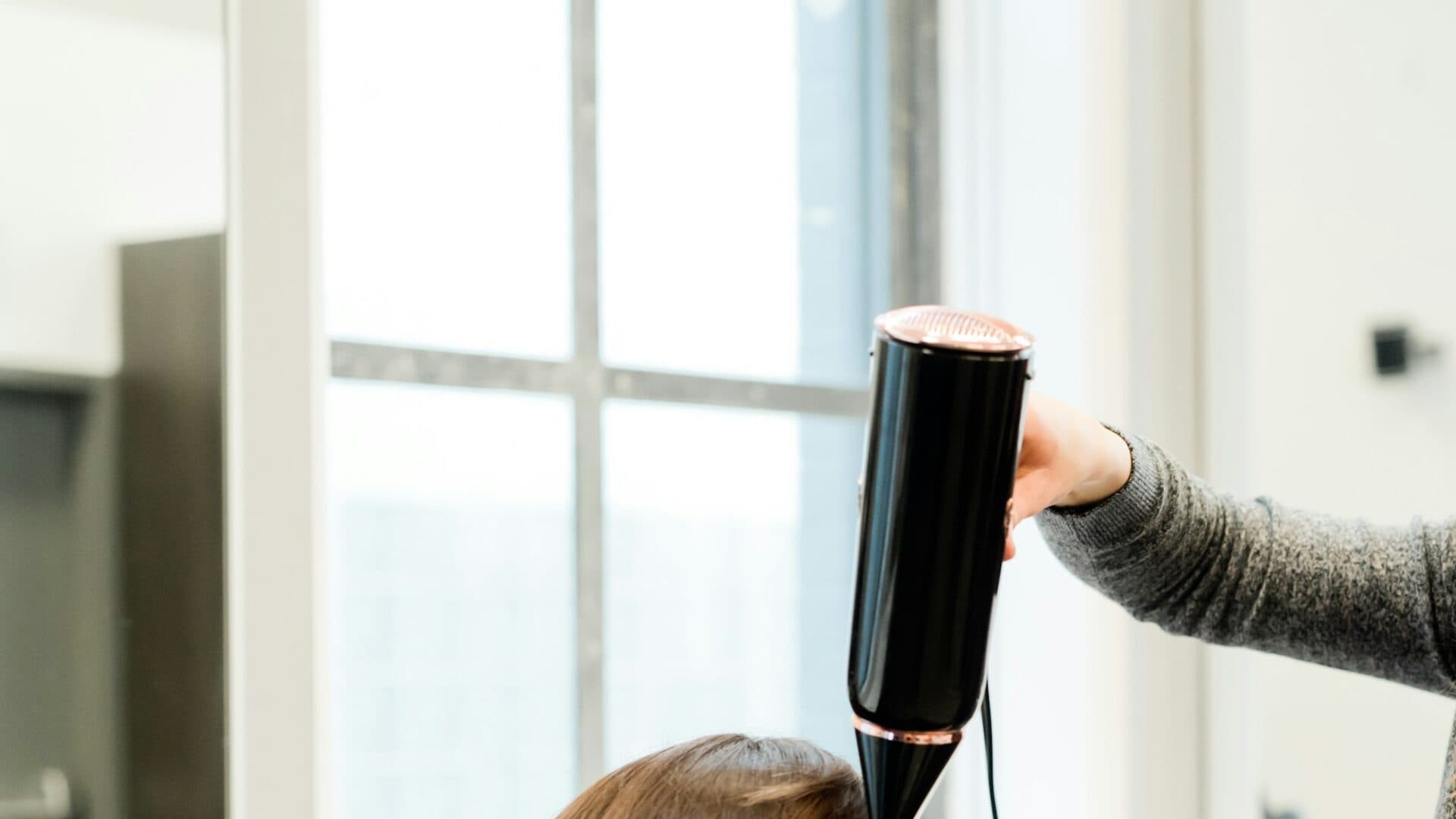 Föhnen am Bedienplatz — Titelmotiv der Vorlage für Friseure und Kosmetik